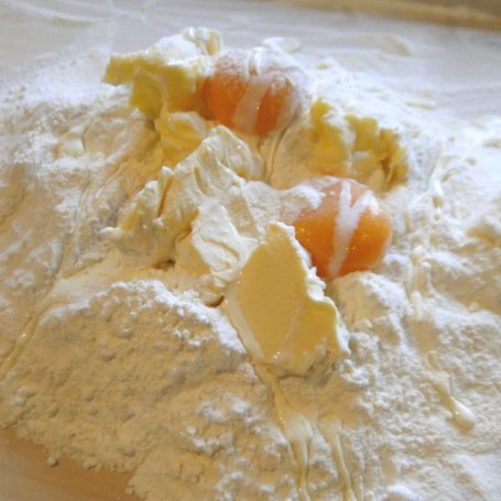 Krok 1 - Ciasto z bezą, konfiturą porzeczkową i kremem mango foto