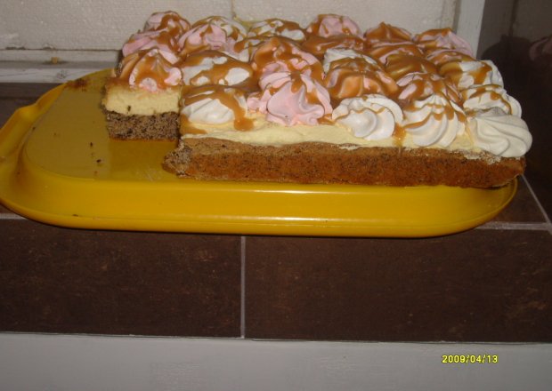 Fotografia przedstawiająca Ciasto z bezami