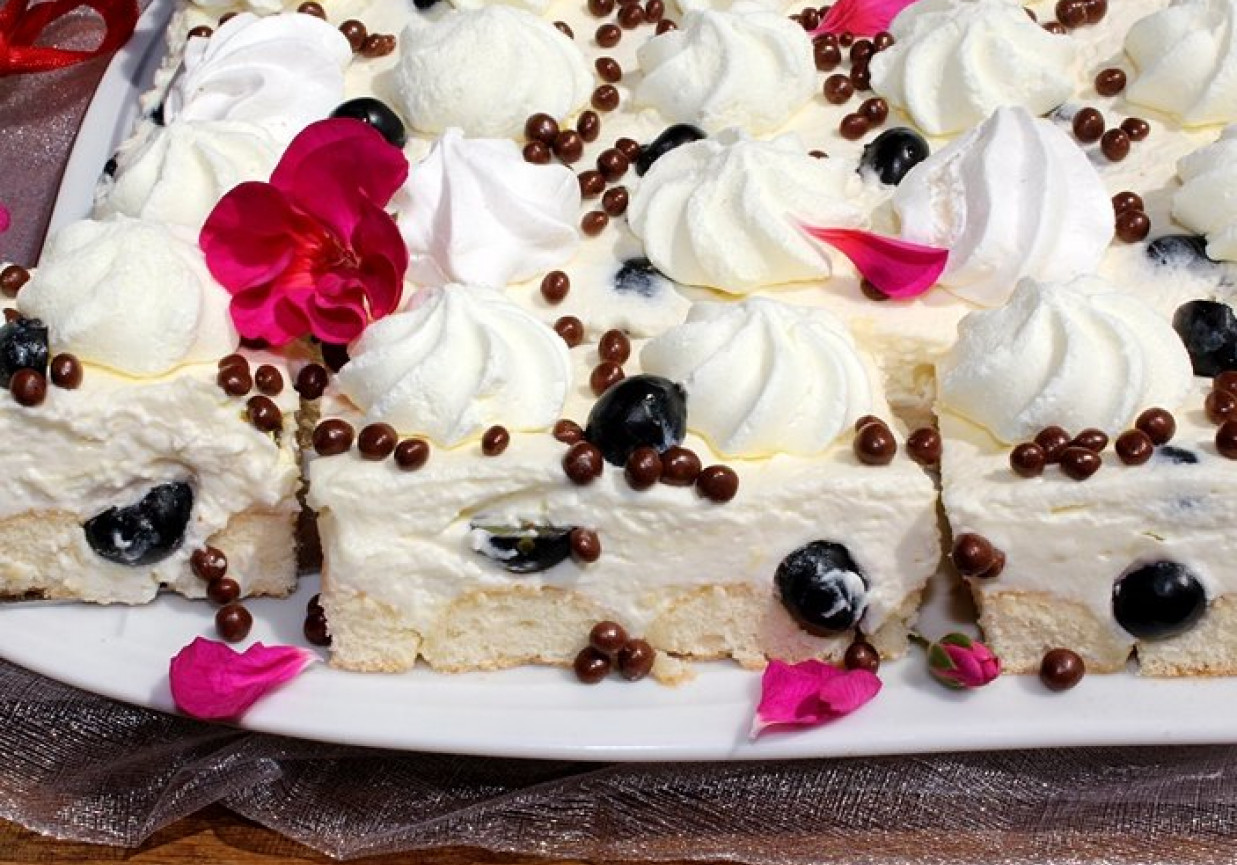 Ciasto z bezikami, cytrynowym kremem mascarpone i borówkami foto