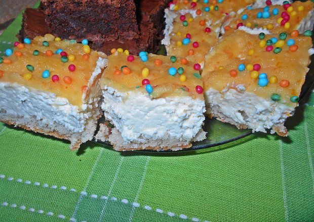 Fotografia przedstawiająca Ciasto z białą czekoladą i orange curd