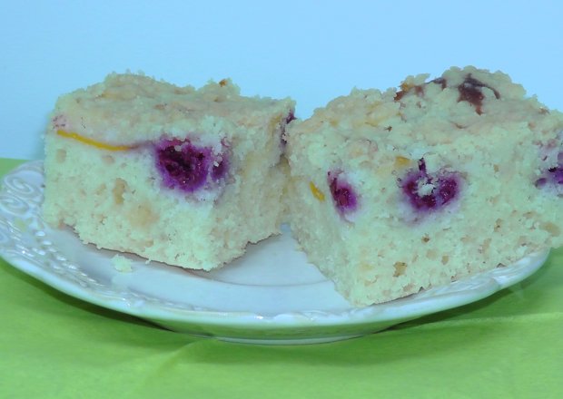 Fotografia przedstawiająca Ciasto z białą czekoladą - na maślance - z malinami i brzoskwiniami