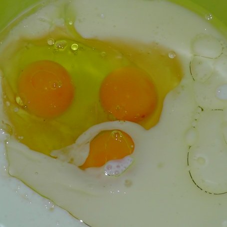 Krok 2 - Ciasto z białą czekoladą - na maślance - z malinami i brzoskwiniami foto