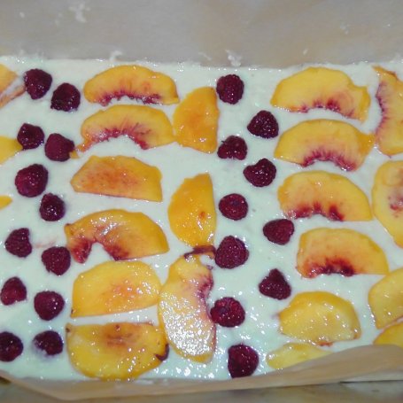 Krok 4 - Ciasto z białą czekoladą - na maślance - z malinami i brzoskwiniami foto
