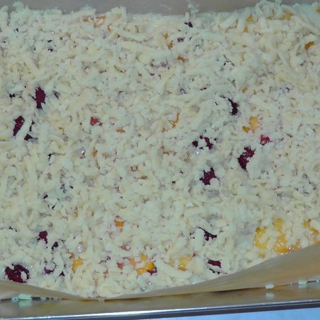 Krok 6 - Ciasto z białą czekoladą - na maślance - z malinami i brzoskwiniami foto