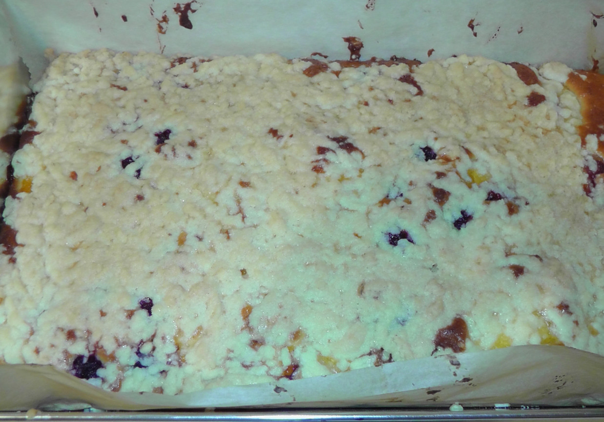 Ciasto z białą czekoladą - na maślance - z malinami i brzoskwiniami foto