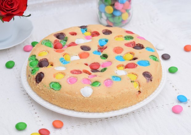 Fotografia przedstawiająca Ciasto z białek z cukierkami