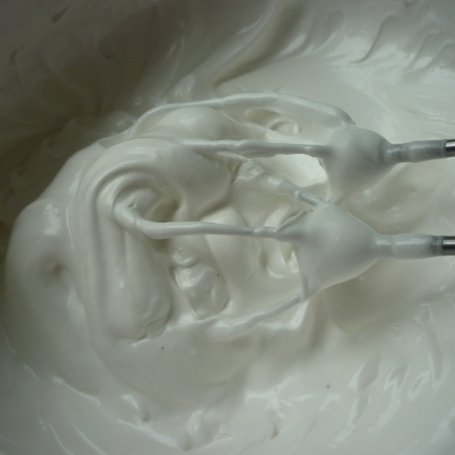 Krok 2 - Ciasto z białek z mieszanką keksową  foto