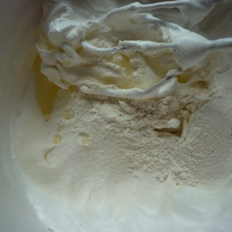 Krok 3 - Ciasto z białek z mieszanką keksową  foto