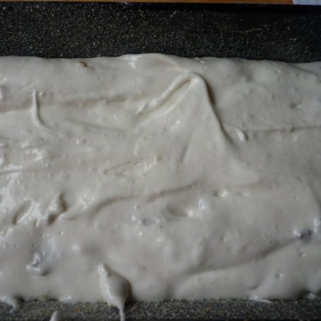 Krok 5 - Ciasto z białek z mieszanką keksową  foto