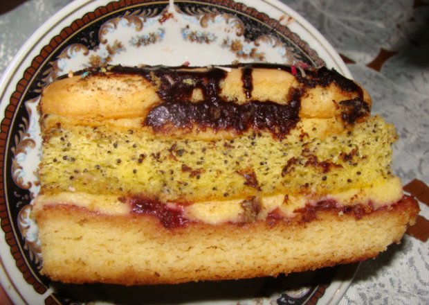 Fotografia przedstawiająca ciasto z biszkoptami