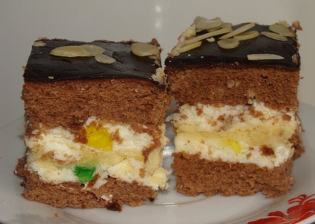 Fotografia przedstawiająca Ciasto z bitą śietaną i galaretką