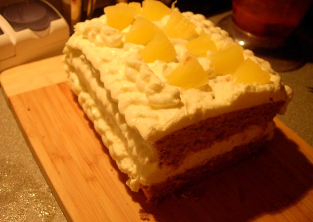 Fotografia przedstawiająca Ciasto z bitą smietana i ananasem