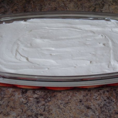 Krok 4 - Ciasto z bitą śmietaną i truskawkami pod galaretką foto