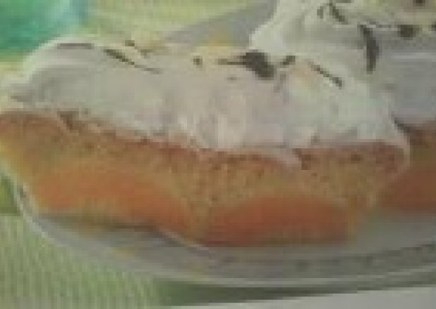 Fotografia przedstawiająca Ciasto z brzoskwiniami i bezą