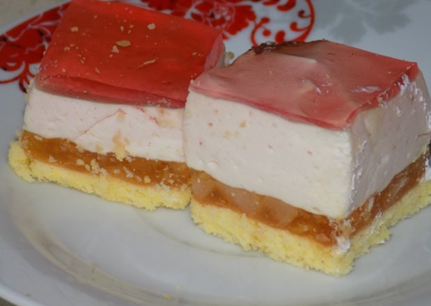 Fotografia przedstawiająca Ciasto z brzoskwiniami i pianką