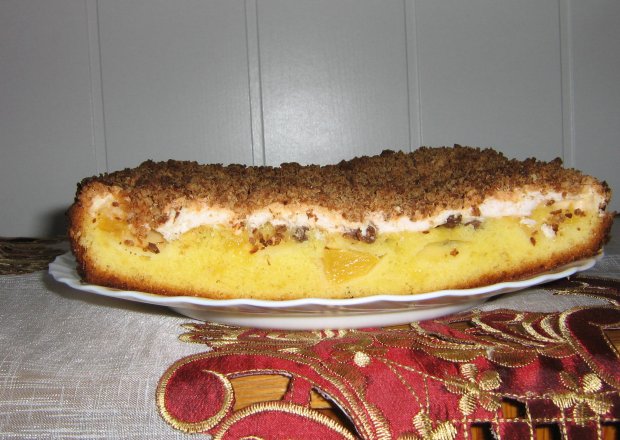 Fotografia przedstawiająca ciasto z brzoskwiniami i z kruszonką