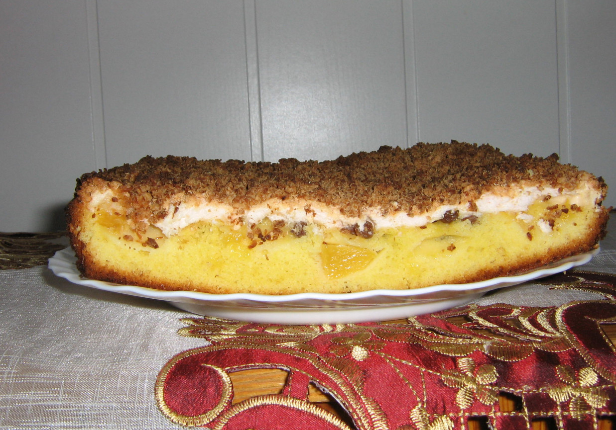 ciasto z brzoskwiniami i z kruszonką foto