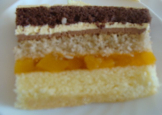 Fotografia przedstawiająca ciasto z brzoskwiniami