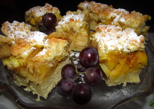 Fotografia przedstawiająca Ciasto z brzoswiniami i jabłkami