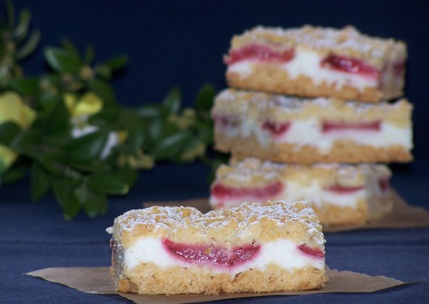 Fotografia przedstawiająca Ciasto z budyniową bezą, czyli kruchy placek z truskawkami :)