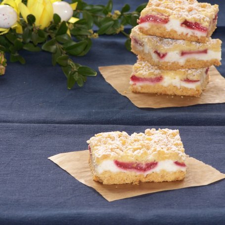 Krok 10 - Ciasto z budyniową bezą, czyli kruchy placek z truskawkami :) foto