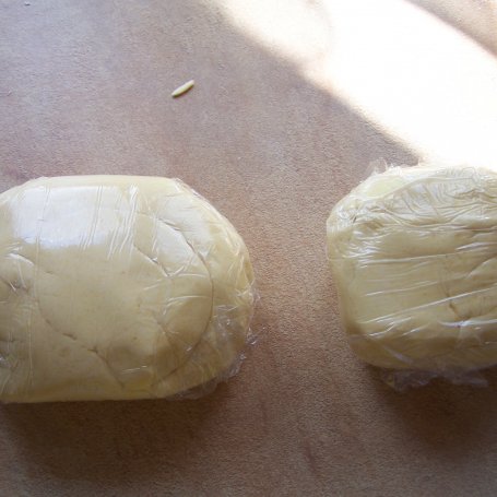 Krok 2 - Ciasto z budyniową bezą, czyli kruchy placek z truskawkami :) foto