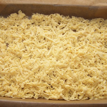 Krok 3 - Ciasto z budyniową bezą, czyli kruchy placek z truskawkami :) foto