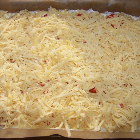 Krok 8 - Ciasto z budyniową bezą, czyli kruchy placek z truskawkami :) foto