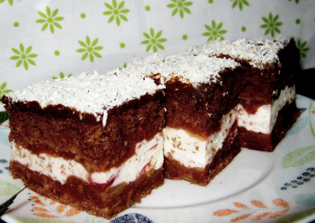 Fotografia przedstawiająca Ciasto z czekoladą i wiśniami