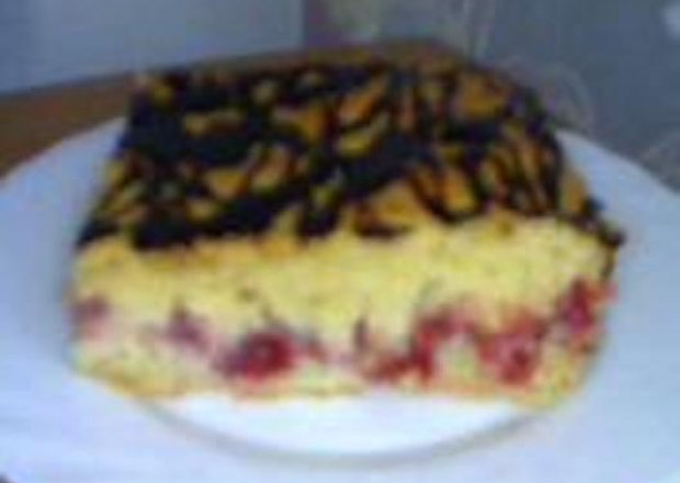 Fotografia przedstawiająca Ciasto z czerwonym agrestem i polewą