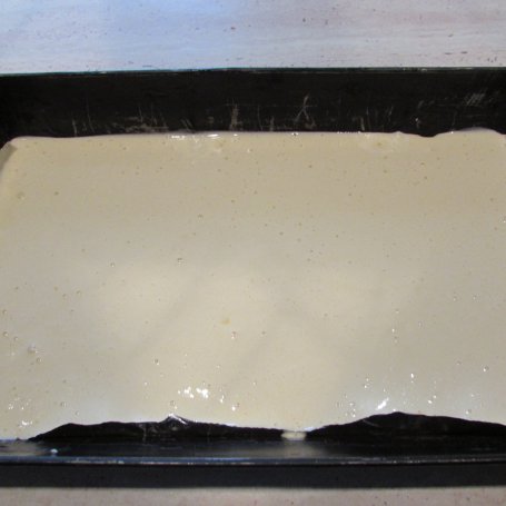 Krok 2 - Ciasto z delicjami i galaretką foto