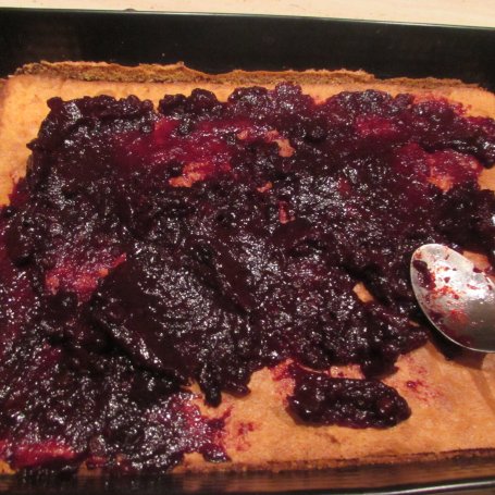 Krok 3 - Ciasto z delicjami i galaretką foto
