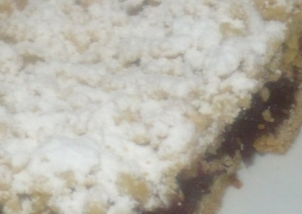 Fotografia przedstawiająca Ciasto z dżemem śliwkowym