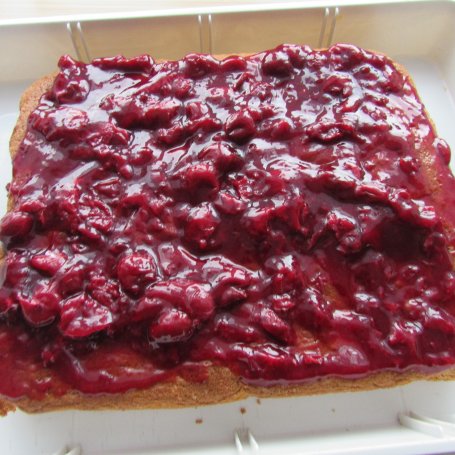 Krok 6 - Ciasto z dżemem wiśniowym foto