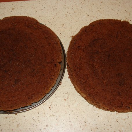 Krok 3 - Ciasto z dżemem z czarnej porzeczki i bitą śmietaną foto