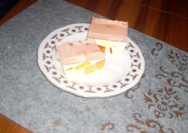 Fotografia przedstawiająca ciasto z galaretek