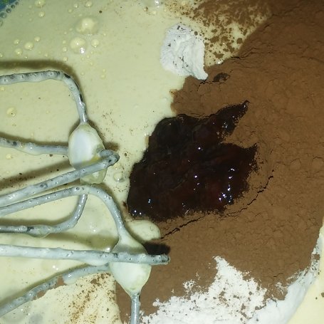 Krok 2 - Ciasto z galaretką i bitą śmietaną foto