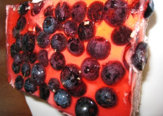 Fotografia przedstawiająca Ciasto z galaretką i owocami