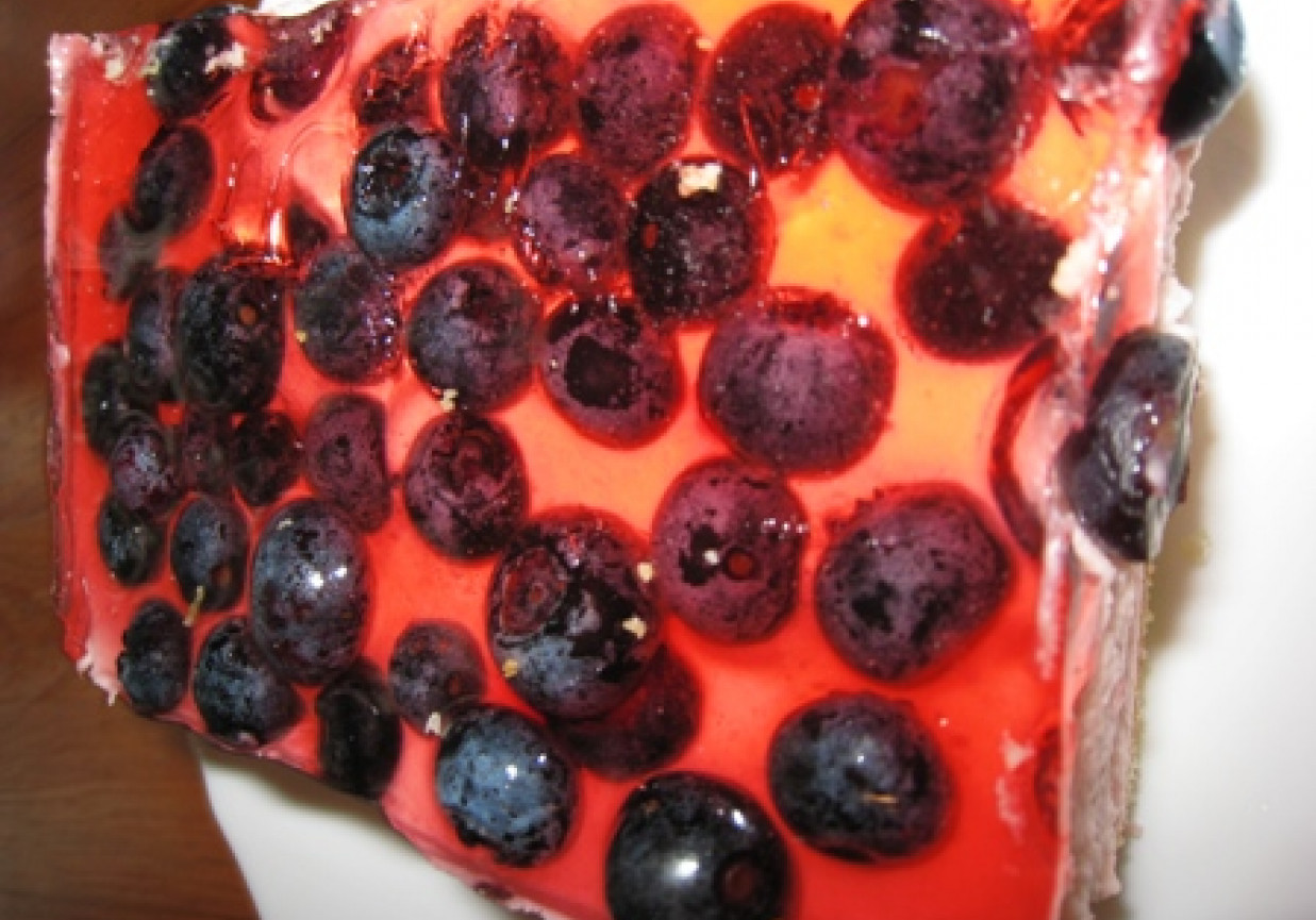 Ciasto z galaretką i owocami foto