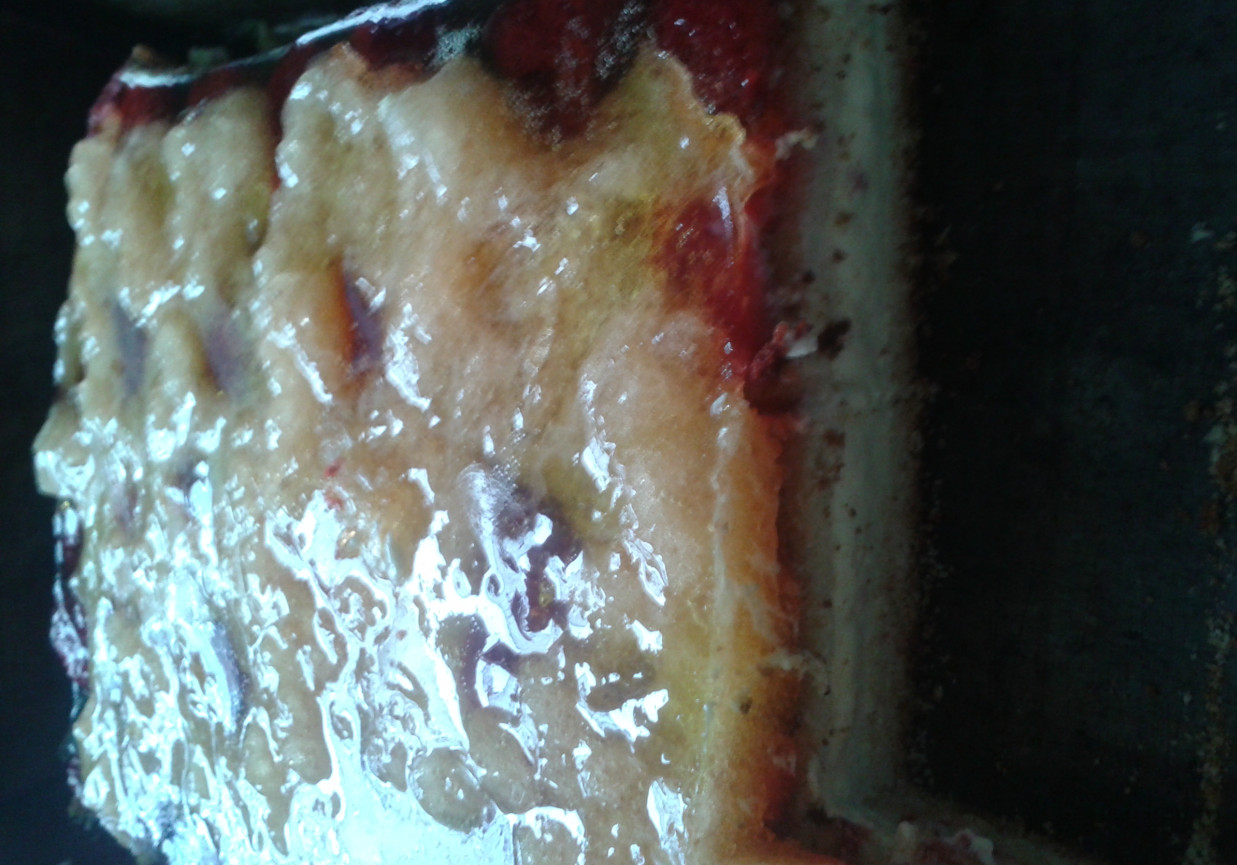 Ciasto z galaretką ,kremem i truskawkami. foto