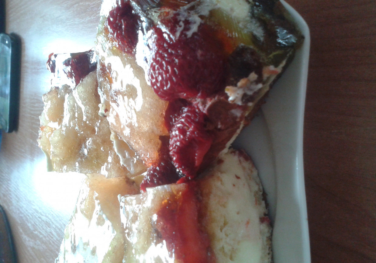 Ciasto z galaretką ,kremem i truskawkami. foto