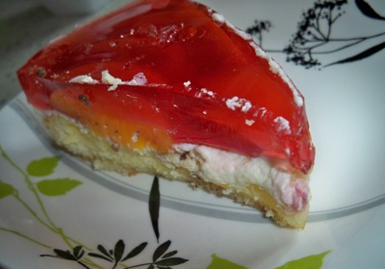 Ciasto z galaretką wiśniową i brzoskwiniami foto