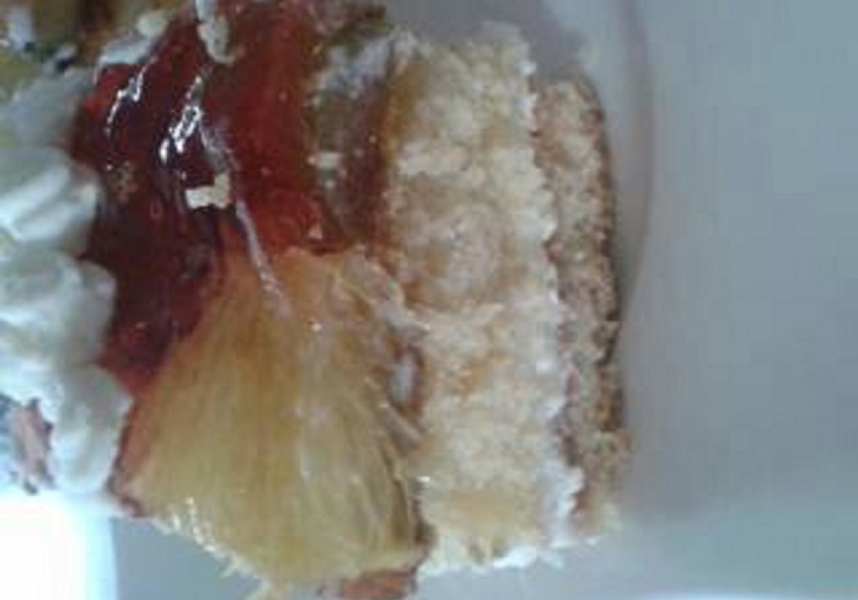 Ciasto z galaretką,owocami i bitą śmietaną. foto