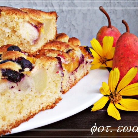 Krok 4 - Ciasto z gruszką, nektarynką i borówką foto