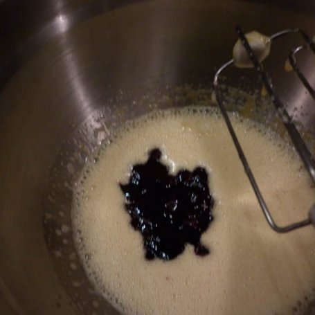 Krok 4 - Ciasto z gruszkami i konfiturą z czarnej porzeczki foto