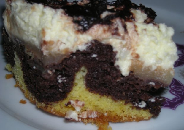 Fotografia przedstawiająca Ciasto z gruszkami i kremem