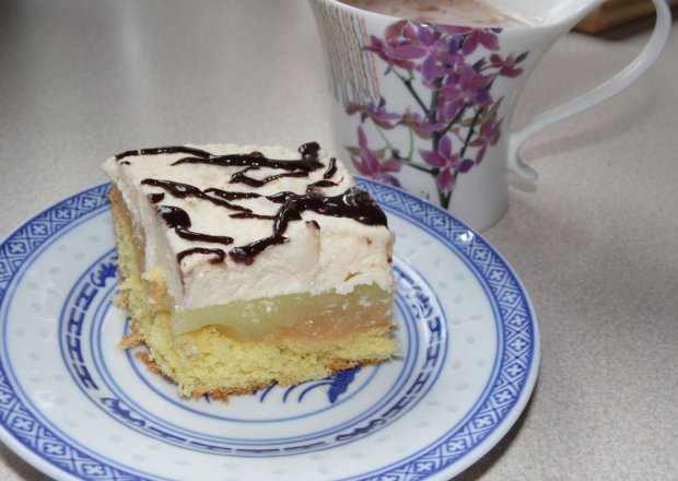 Fotografia przedstawiająca Ciasto z gruszkami w syropie