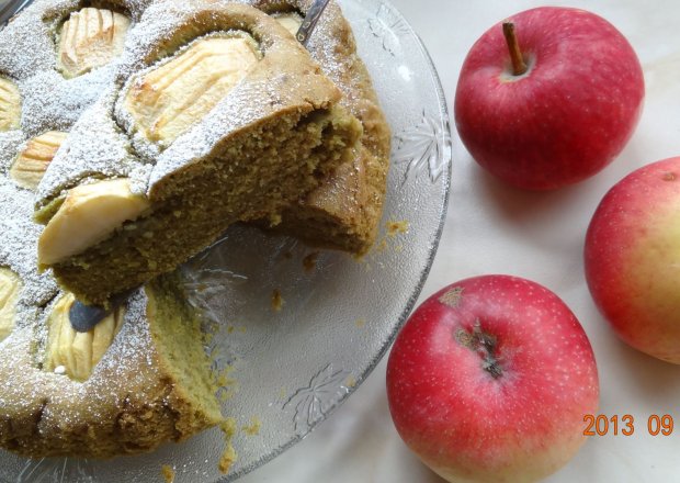Fotografia przedstawiająca Ciasto z herbatą matcha i jabłkami