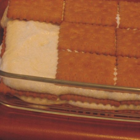 Krok 2 - Ciasto z herbatnikami i sosem karmelowym foto