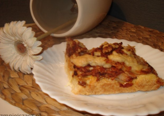 Fotografia przedstawiająca Ciasto z jabłkami ,cynamonem i orzechami